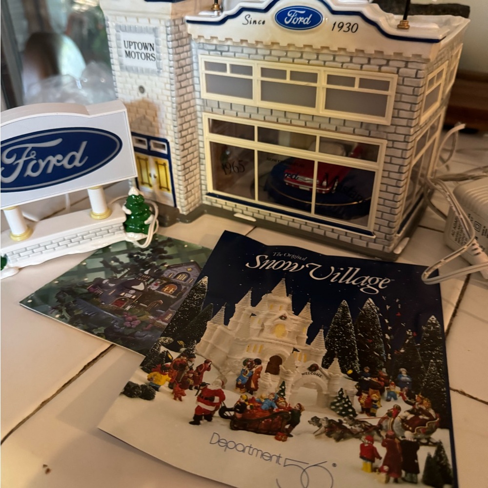 Dept 56 Snow Village Uptown Motors Ford 56.54941 1998  the Mustang Rotates